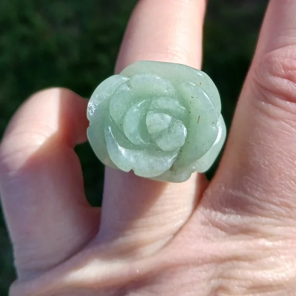 New Hand Carved Flower Green Aventurine Ring. - Picture 4 of 16